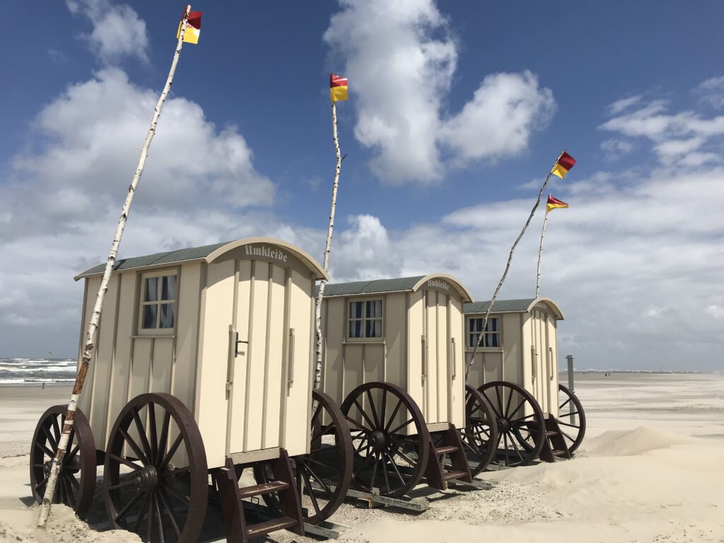 Umkleidekabinen in Form alter Kutschen / Schäferwagen