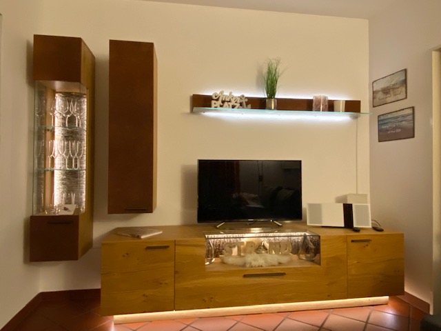 Wohnwand des Wohnzimmers.